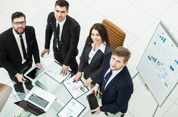 Foto el exitoso equipo empresarial se está preparando para la presentación de un nuevo proyecto financiero de la empresa.