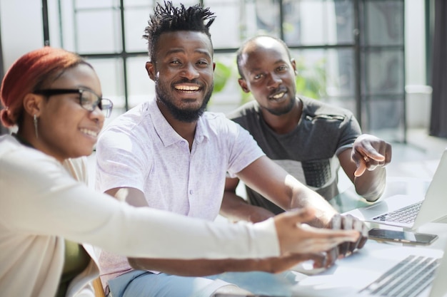 Exitoso equipo de negocios afroamericano hablando de estrategia en la oficina