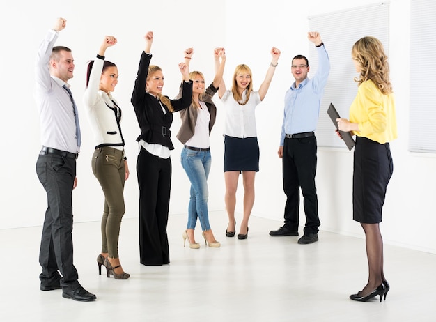 El exitoso equipo de negocios felicita a un colega por la exposición.