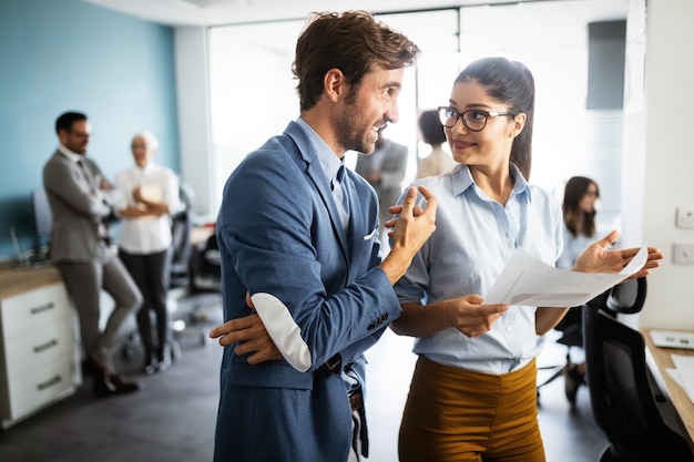 Exitoso grupo empresarial feliz de personas en el trabajo en la oficina