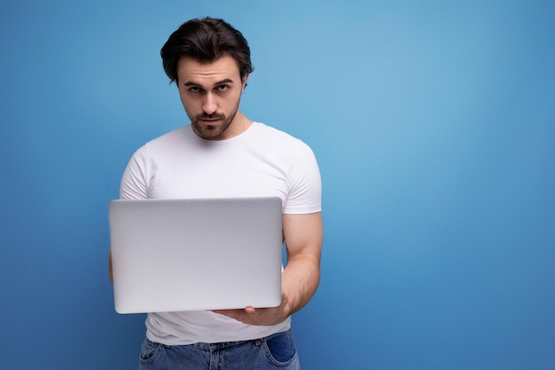 Exitoso hombre independiente con laptop en estudio