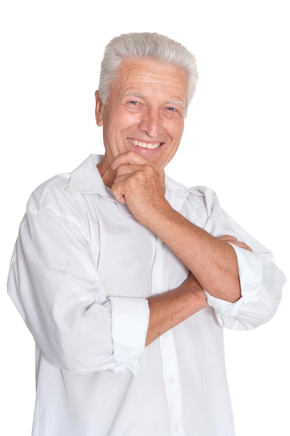 Exitoso hombre mayor con camisa blanca posando