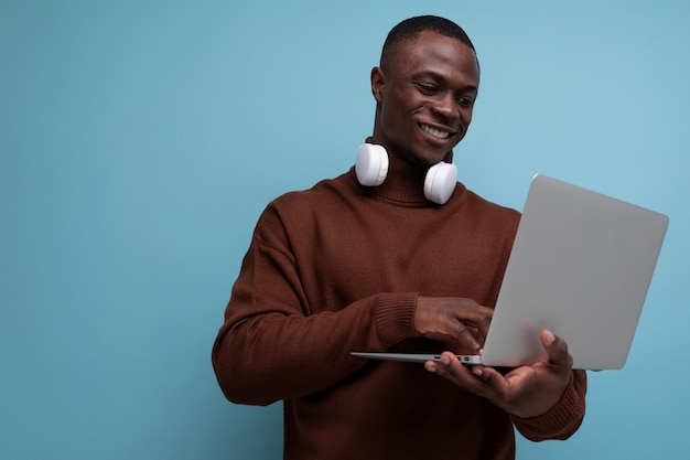 Exitoso hombre de negocios africano demostrando sus proyectos usando laptop