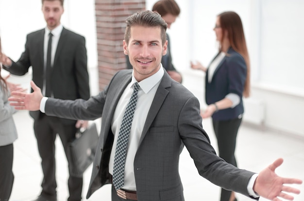 Exitoso hombre de negocios con los brazos abiertos