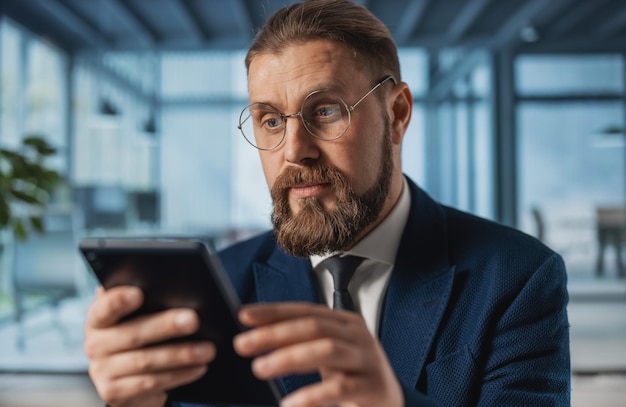 Exitoso hombre de negocios caucásico con traje elegante