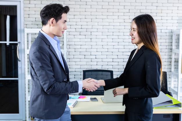 Exitoso hombre de negocios dándose la mano con un colega