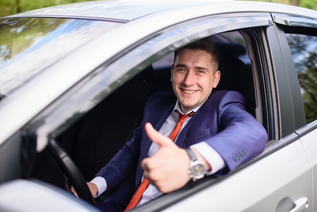 Un exitoso hombre de negocios está sonriendo.