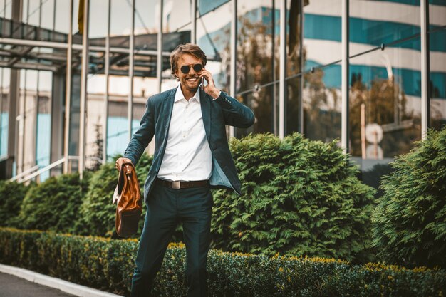 Exitoso hombre de negocios feliz de escuchar buena información