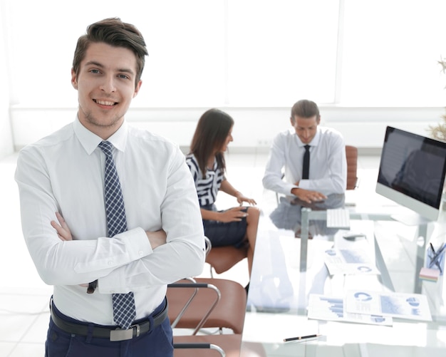 Exitoso hombre de negocios en el fondo de la foto de la oficina con espacio de copia