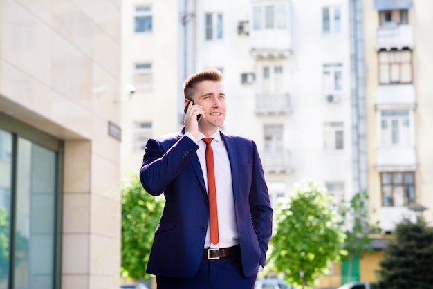 Un exitoso hombre de negocios hablando por teléfono.