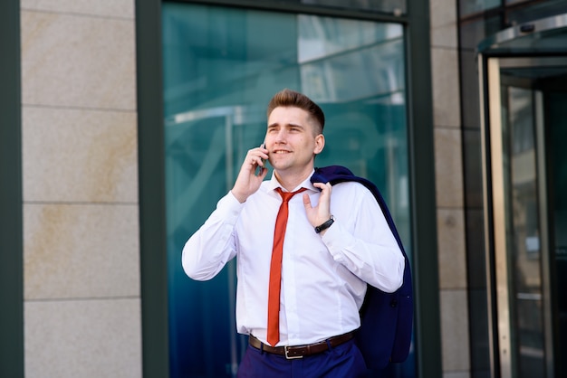 Exitoso hombre de negocios hablando por teléfono.