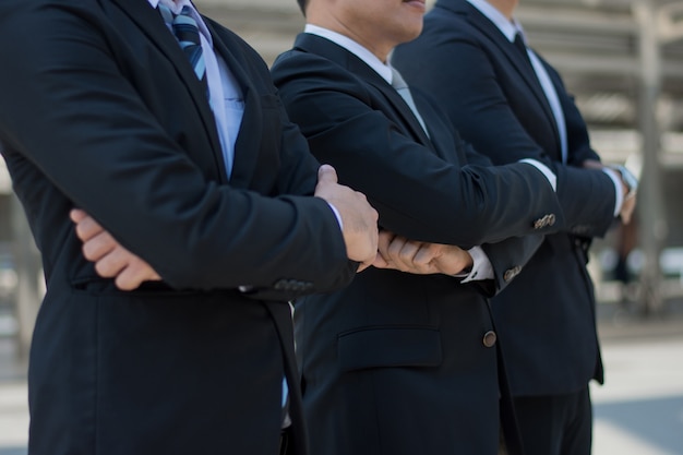 Exitoso hombre de negocios con manos cruzadas