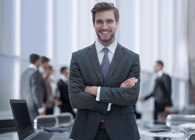 Exitoso hombre de negocios en la oficina liderando un grupo