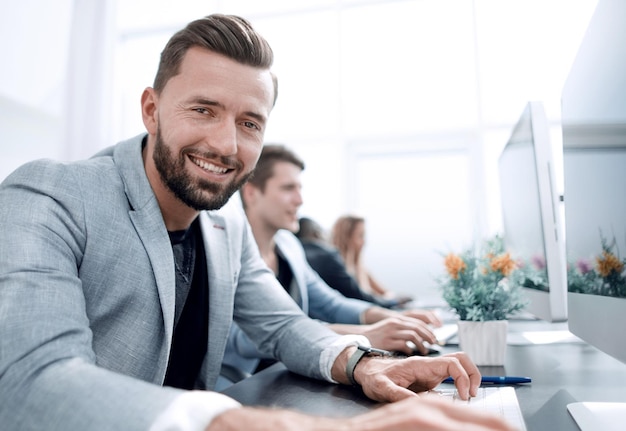 Exitoso hombre de negocios que trabaja en una sala de computadorasfoto con espacio de copia