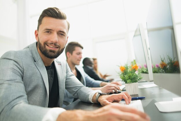 Exitoso hombre de negocios que trabaja en una sala de computadorasfoto con espacio de copia