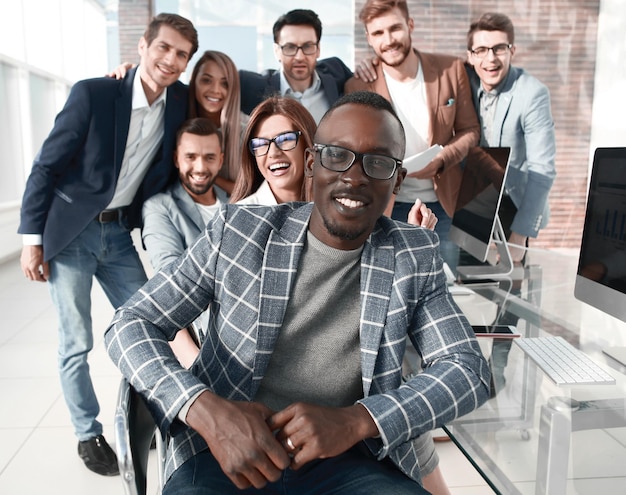 Exitoso hombre de negocios sentado frente al equipo de negocios