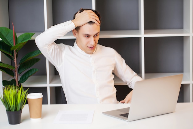 Exitoso hombre de negocios trabajando en la oficina en la computadora