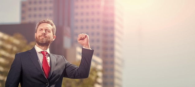 Exitoso hombre de negocios en traje de negocios al aire libre de pie Banner de retrato de cara de hombre con espacio de copia