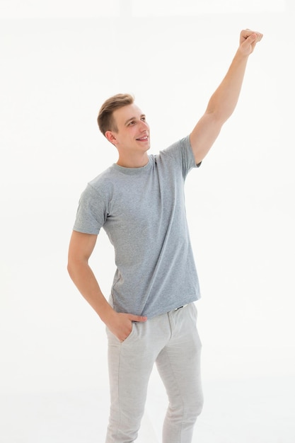 Foto exitoso joven feliz mirando hacia adelante aislado en blanco