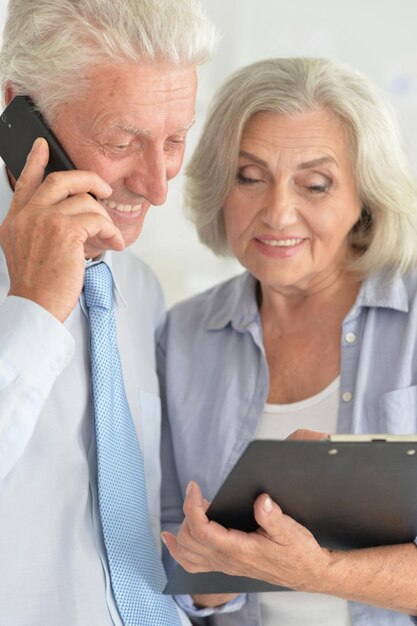 Exitosos empresarios senior trabajando juntos en la oficina moderna