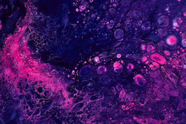 Exklusiver, wunderschöner Musterhintergrund mit abstrakten, fließenden Kunstfarben. Fluss der Mischung von lila-rosa Farben, die sich miteinander vermischen. Flecken und Streifen von Tintentexturen für Druck und Design