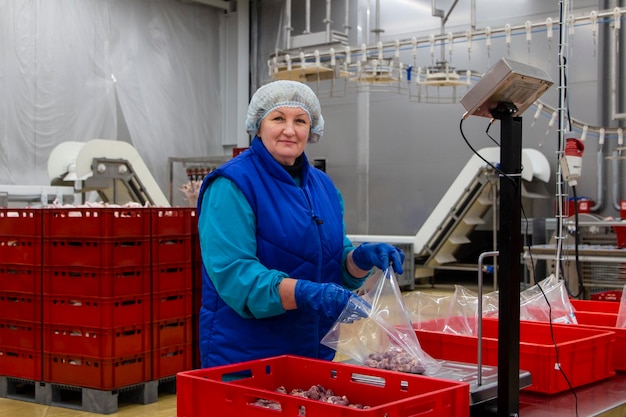 Exkursion zur Herstellung von Enten-Halbfabrikaten Vollständiger Zyklus vom Schneiden bis zum Verpacken