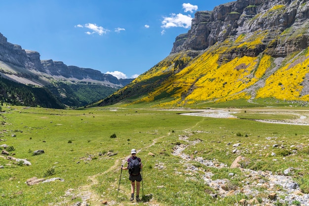 Exkussionistin Frau auf der Tribüne von Soaso in Ordesa und Monte Perdido Nationalpark Aragon Huesca Spanien