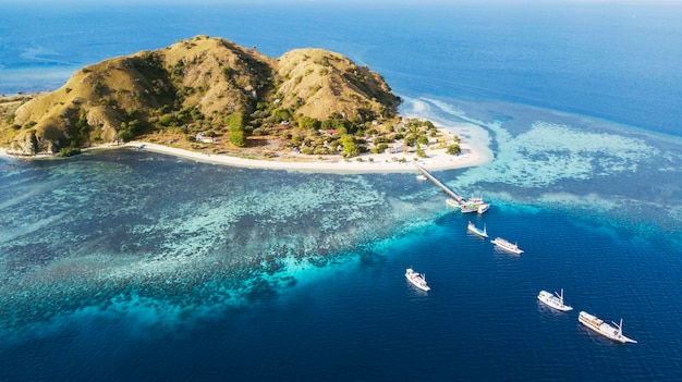 Exótica isla Kanawa con agua color aguamarina