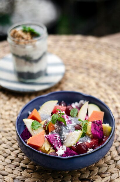 exótica mezcla de ensalada de frutas tropicales asiáticas en un cuenco al aire libre