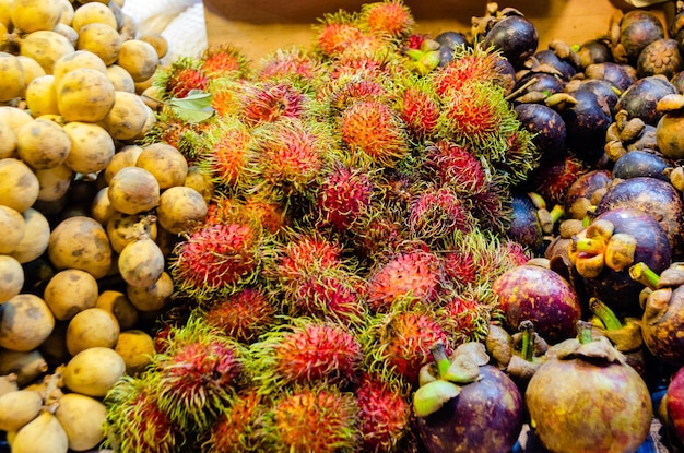 Exóticas frutas tailandesas frescas en el mercado nocturno de Pattaya Tailandia rambutan mangosteen longkong