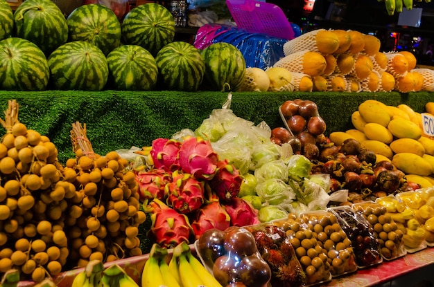 Exotische frische thailändische Früchte auf dem Nachtmarkt in Pattaya Thailand