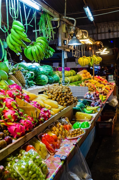 Exotische frische thailändische Früchte auf dem Nachtmarkt in Pattaya Thailand