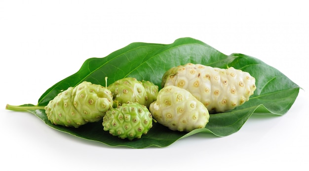 Exotische Frucht - Noni auf Weiß