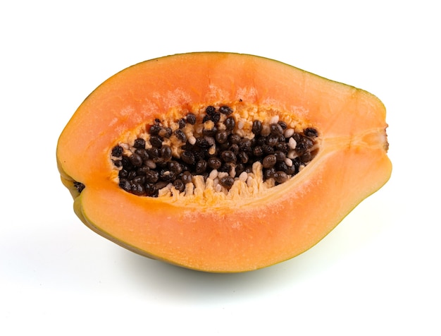 Exotische Frucht Papaya halbiert isoliert