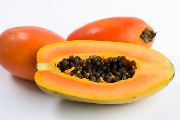 Foto exotische früchte papaya oder papaya isoliert auf weißem hintergrund gesundes essen diät essen