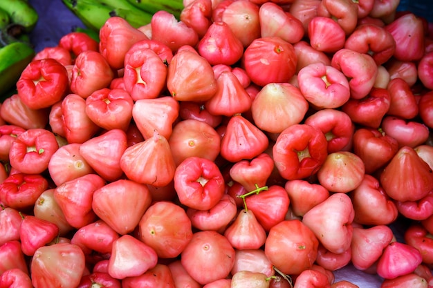 Exotische Früchte von rosa Äpfeln auf der Vitrine