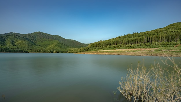 Exotische Seengebirgslandschaft