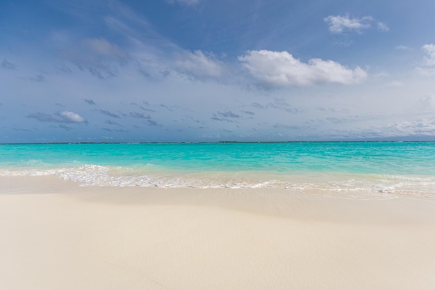 Exotische Strandlandschaft Meer- oder Meerblick, weißer Sand und sanfte Wellen an der Küste Sommerlandschaft