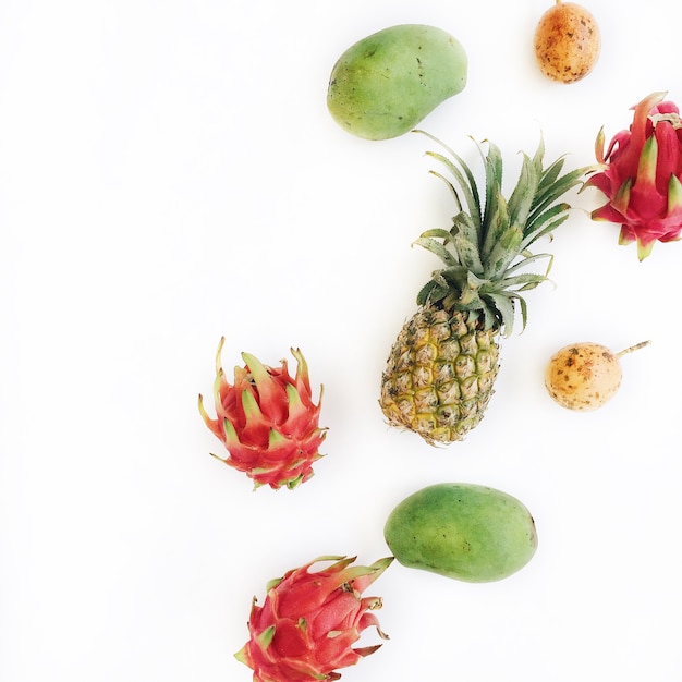 Exotische tropische Früchte: Mango, Ananas, Passionsfrucht und Drachenfrucht