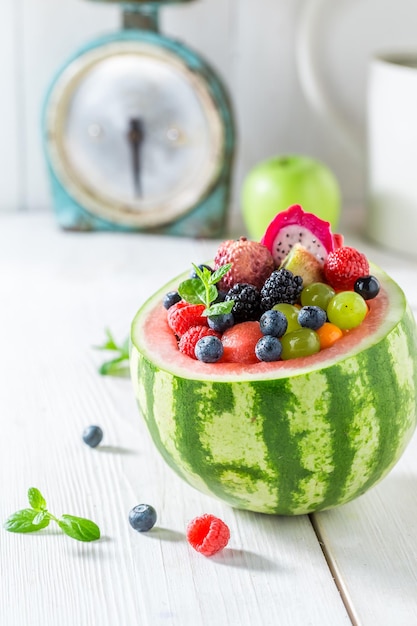 Exotischer Fruchtsalat in Wassermelone am Sommertag