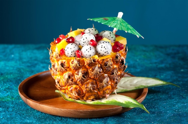 Exotischer Obstsalat Drachenfrucht Ananas und Granatapfel