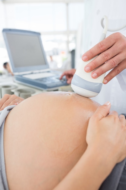 Foto expectante mujer recibiendo ultrasonido