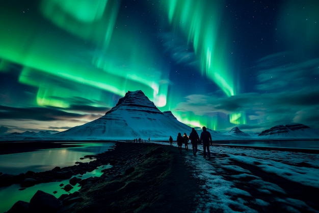 Expedición a la aurora boreal Caminata bajo la aurora en el país de las maravillas nevado de Laponia