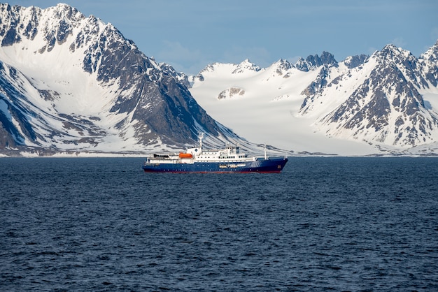 Expedición en el mar ártico, Svalbard. Crucero de pasajeros. Crucero ártico y antártico.