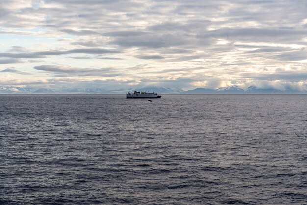 Expedición en el mar ártico, Svalbard. Crucero de pasajeros. Crucero ártico y antártico.