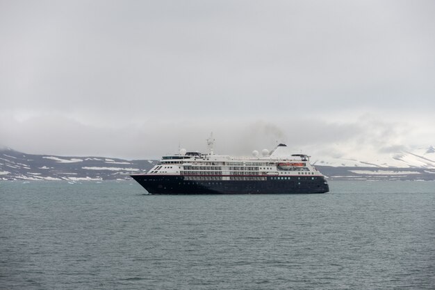 Expedición en el mar ártico, Svalbard. Crucero de pasajeros. Crucero ártico y antártico.