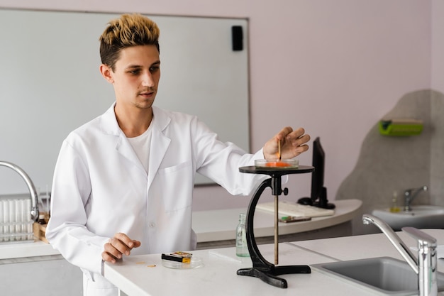 Experiência com fogo Professor de química da escola mostra experimentos de crianças no laboratório Conceito de educação Aula em grupo de colegas na aula de química