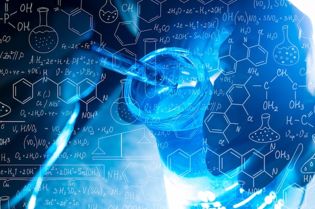 Experiência de tubo de vidro azul de ciência, Frasco na mão do cientista com tubos de ensaio, Vidraria de laboratório