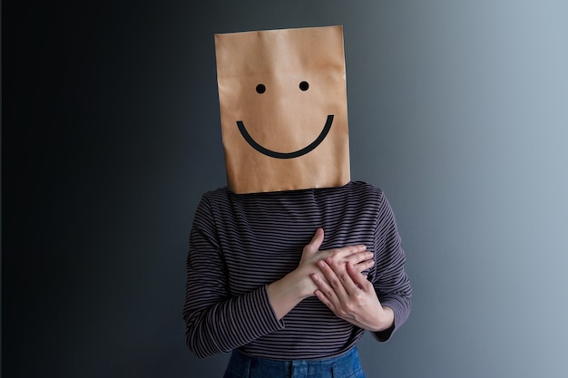 Foto experiência do cliente ou conceito emocional humano. mulher, presente, feliz, sentimento