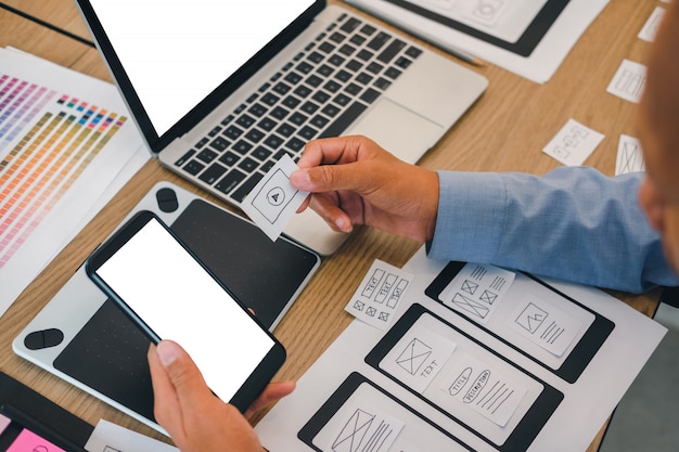 Experiência do usuário ux designer projetando web no layout de smartphones.